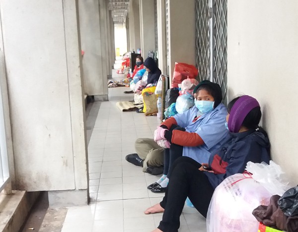 Rét cắt da cắt thịt, người nhà bệnh nhân co ro ngoài hành lang tìm cách trốn lạnh